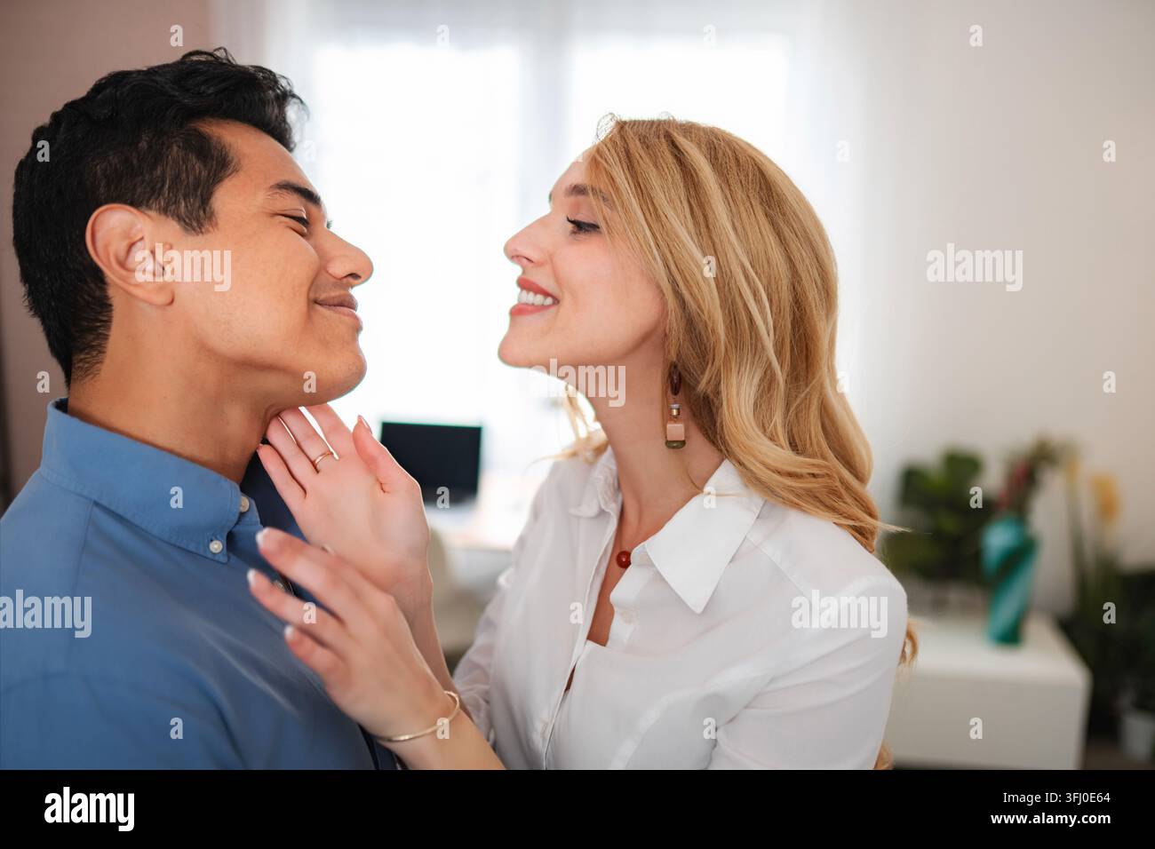 Giovane coppia che mostra affetto e felicità a casa Foto Stock