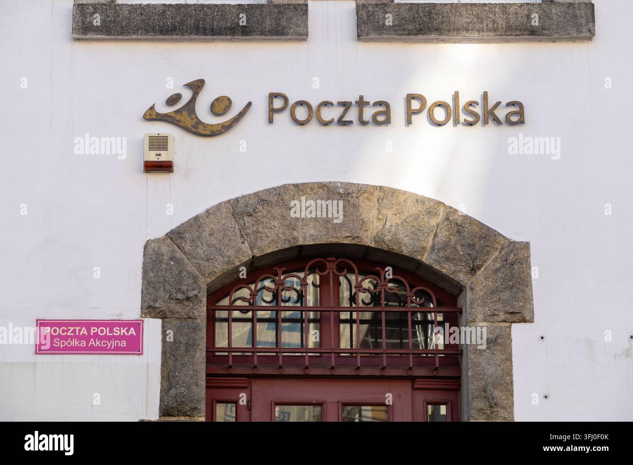 Szklarska Poręba, Polonia – 18 dicembre 2025: La segnaletica di Poczta Polska è esposta sulla facciata di un edificio per indicare l’ingresso ufficiale della na polacca Foto Stock