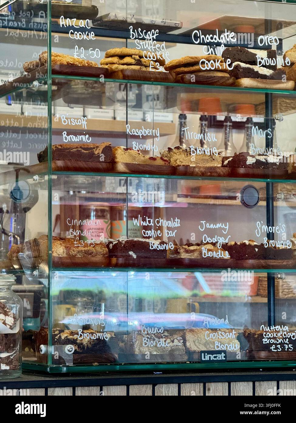 Suffolk, Regno Unito ; settembre 2026 : Torte in vendita in un caffè. - Immagine stock catturata con smartphone