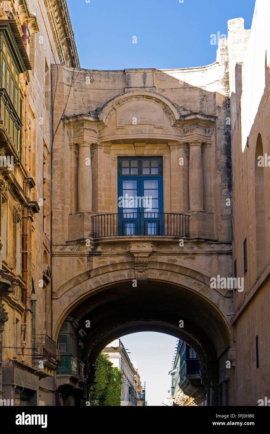 Malta - la Valletta, l'iconico ponte tra il Palazzo dei grandi Maestri e la Biblioteca Nazionale Foto Stock