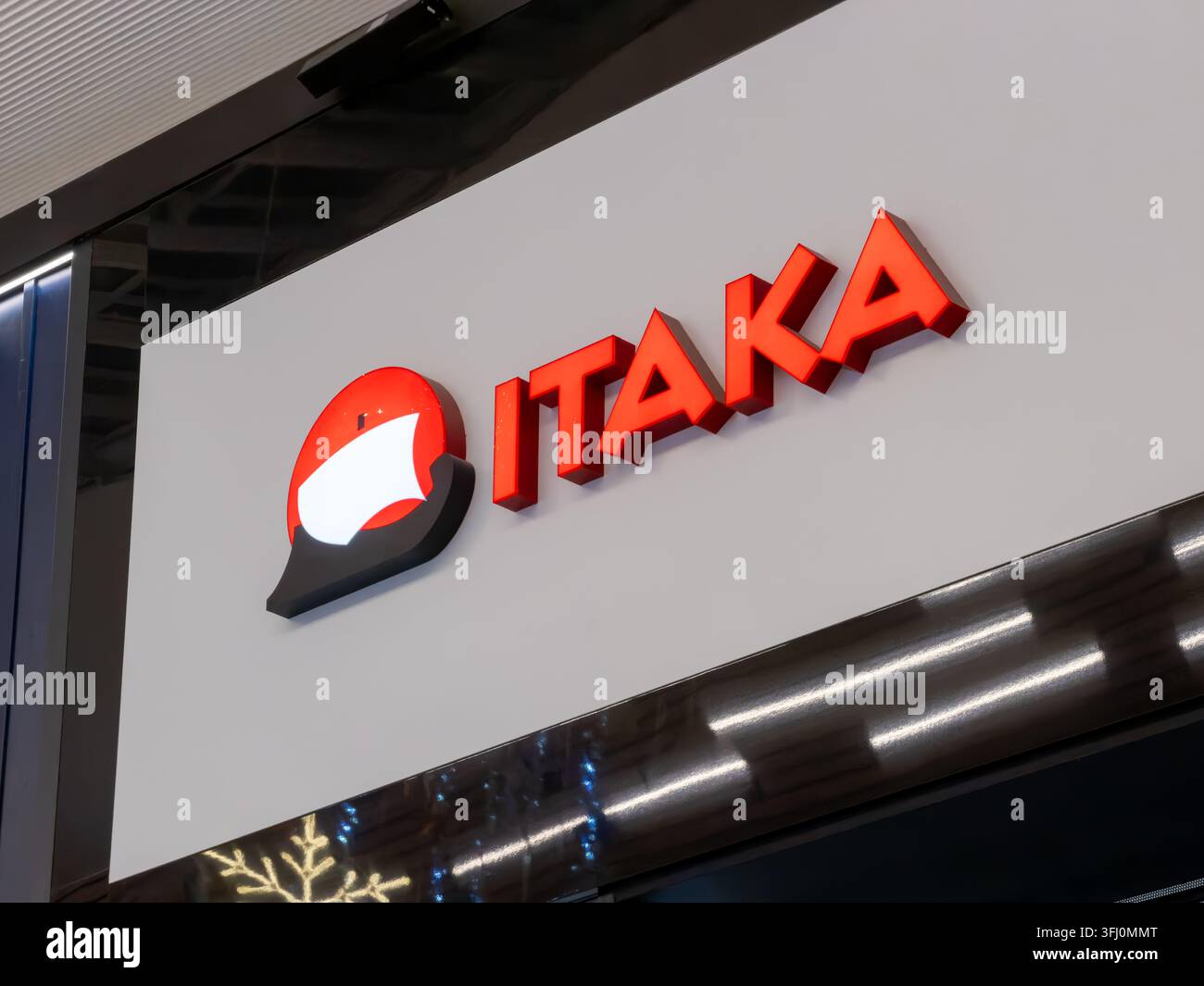 Wroclaw, Polonia – 9 dicembre 2025: Insegna dell'agenzia di viaggi Itaka con lettere tridimensionali rosse in grassetto su un pannello leggero pulito per segnare una reputazione Foto Stock