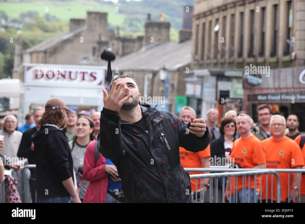 13 settembre 2026. Ramsbottom, Bury, Lancashire, Regno Unito. La Competizione Mondiale di Lancio del Black Pudding si svolge la seconda domenica di settembre all'Oaks Public House. I concorrenti si trovano su una 'Griglia Dorata', che viene ceremonialmente sfilata prima di essere posizionata davanti alla porta del pub. Tre black puddings fatti con sangue di maiale, rusk e grasso racchiusi in intestini vengono lanciati sotto mano su 12 Yorkshire Puddings su un plinto a 6 metri di altezza su un plinto di legno. Il vincitore è la persona che ne abbatte di più con 3 puddings. Quest'anno c'erano 4 vincitori ex aequo, tra cui la prima donna, e als Foto Stock