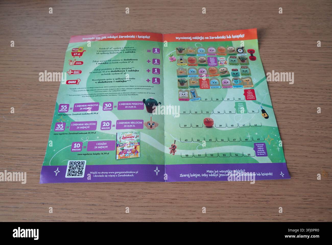 Un volantino di carta stampato che illustra le regole per la raccolta di adesivi da scambiare con peluche e libri in una campagna di fedeltà del negozio al dettaglio Foto Stock