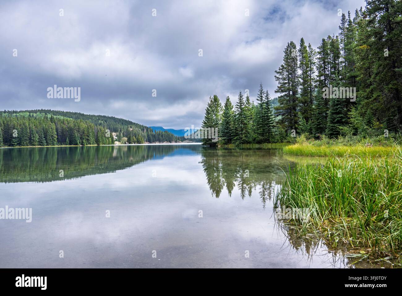 Due Parco nazionale di Jack Lake, Alberta, Canada, vicino a Banff, famoso per le sue vedute da cartolina e le attività ricreative all'aperto Foto Stock