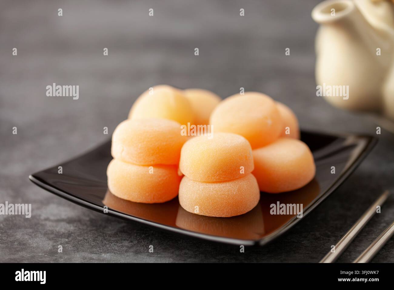 Mochi dolce di riso giapponese in piatto. Foto Stock