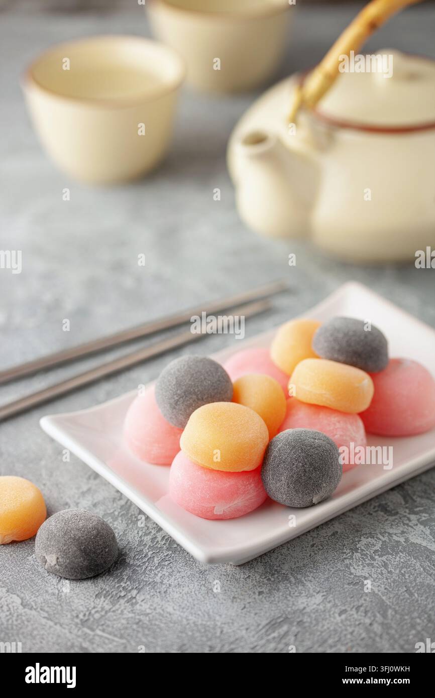 Mochi dolce di riso giapponese in piatto. Foto Stock