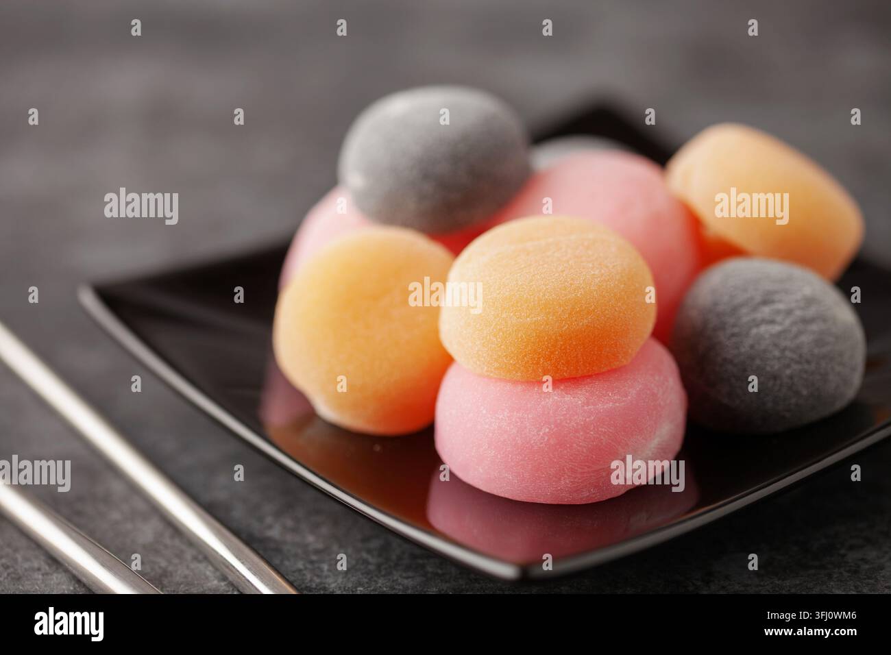 Mochi dolce di riso giapponese in piatto. Foto Stock