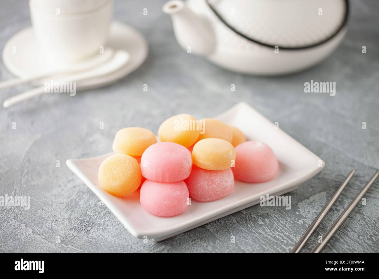 Mochi dolce di riso giapponese in piatto. Foto Stock