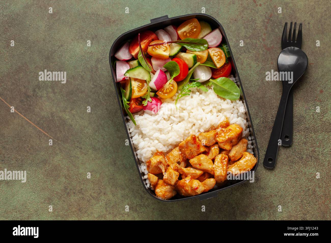 Contenitore per la preparazione di pasti sani con pollo, riso e insalata di verdure. Ritorno al concetto di scuola. Vista dall'alto Foto Stock