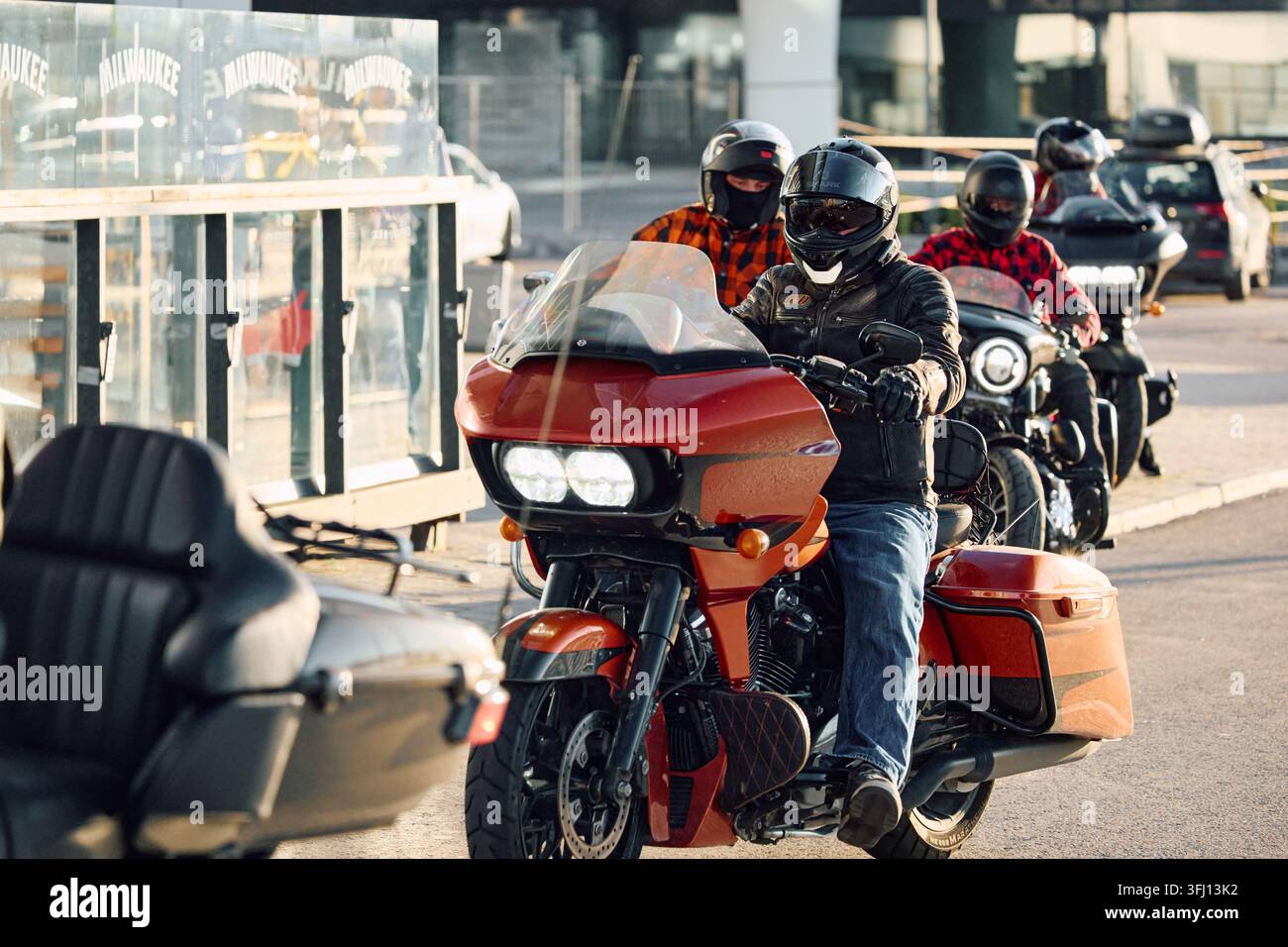 Russia, San Pietroburgo, 24 agosto 2025: alcune moto moderne Harley Davidson Road Glide nel negozio dell'azienda con il tempo soleggiato, i proprietari motociclisti sono Foto Stock