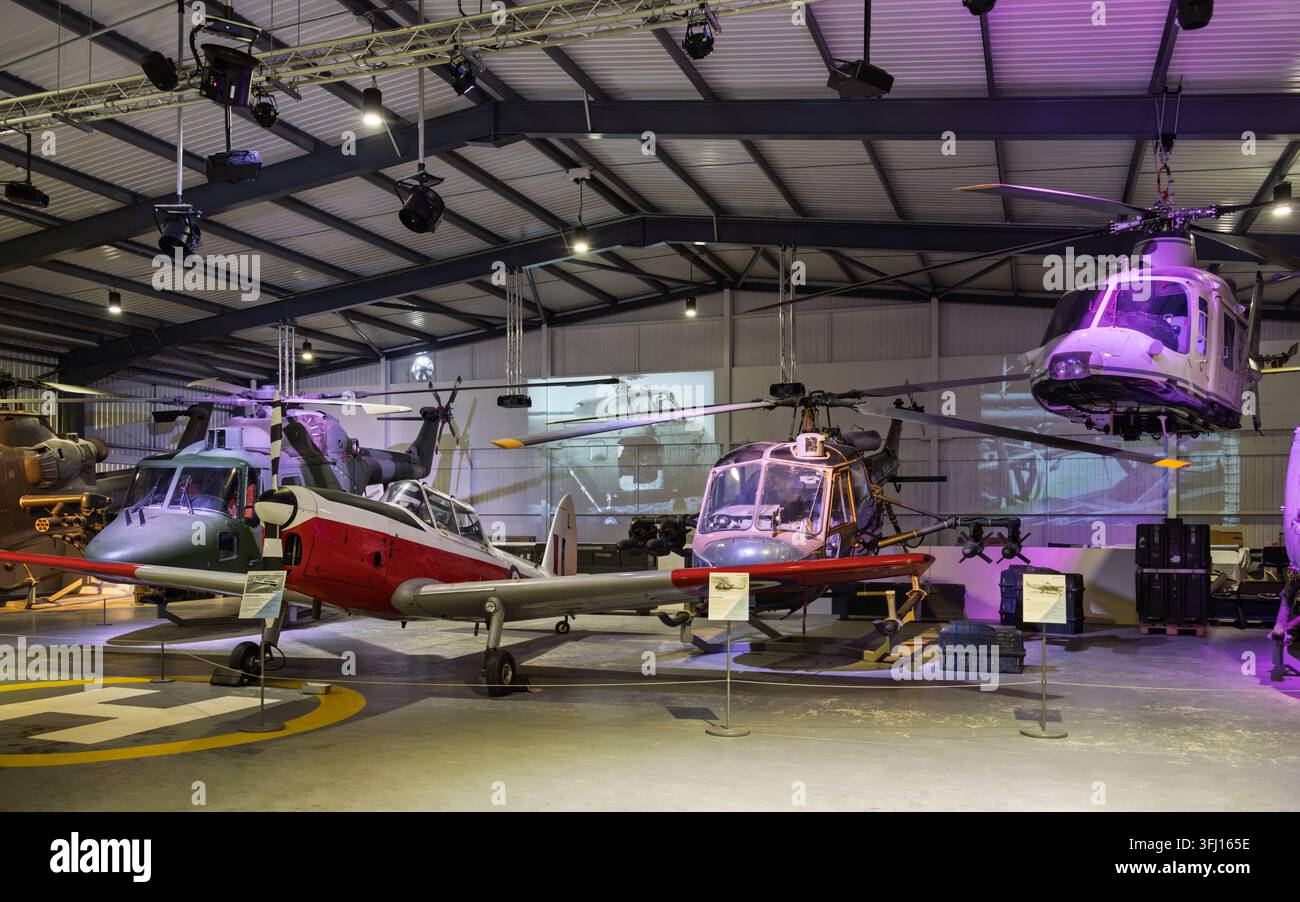 Ampia veduta del pavimento del hangar principale espositivo presso l'Army Flying Museum nell'Hampshire, Regno Unito, che mostra una collezione di aerei militari storici Foto Stock
