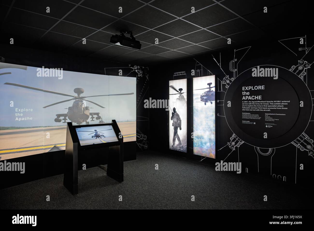 L'area moderna di display digitale interattiva per l'esposizione degli elicotteri AgustaWestland Apache presso l'Army Flying Museum di Hampshire, Inghilterra, Regno Unito Foto Stock