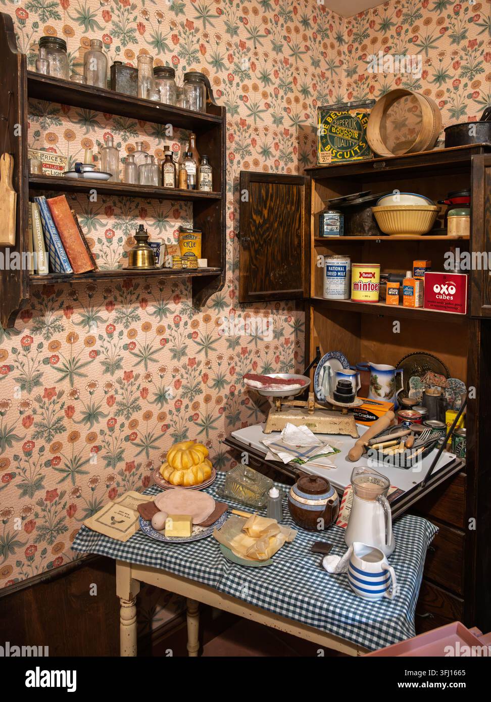 Un diorama di cucina del fronte domestico del periodo bellico degli anni '40 con marchi di alimenti razionati e bilance presso l'Army Flying Museum nell'Hampshire, Regno Unito Foto Stock