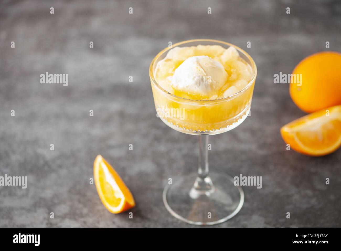 Crema all'arancia fatta in casa in vetro. Succo d'arancia congelato con gelato. Dessert estivo. Foto Stock