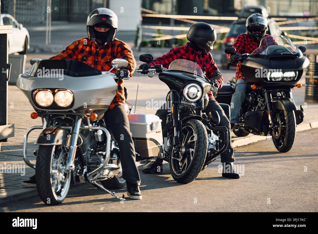 Russia, San Pietroburgo, 24 agosto 2025: alcune moto moderne Harley Davidson Road Glide nel negozio dell'azienda con il tempo soleggiato, i proprietari motociclisti sono Foto Stock