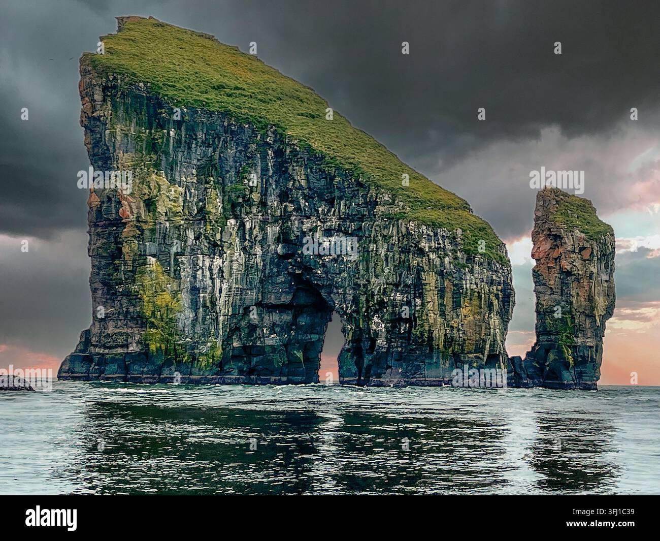 Guglie marine conosciute come Drangarnir alle Isole Fær Øer. Foto Stock