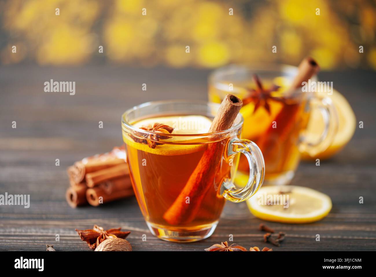 Cocktail con bevande speziate per Capodanno, Natale, inverno o autunno. Hot Toddy. Foto Stock