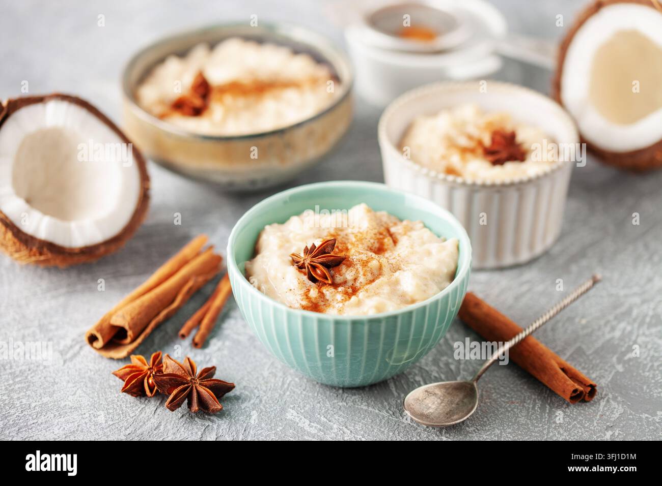 Budino di riso spagnolo Arroz con Leche in ciotola panna sul tavolo Foto Stock