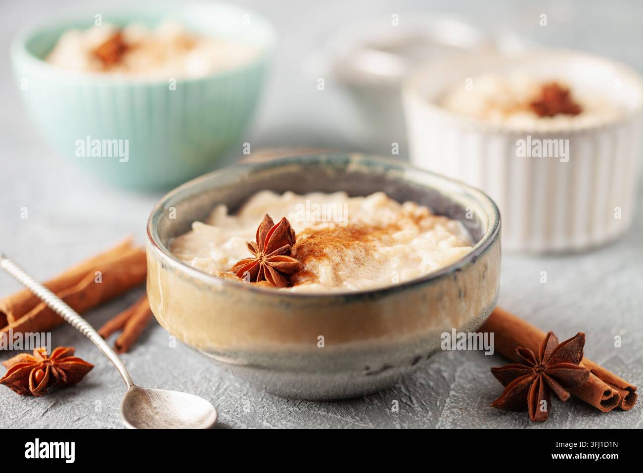 Budino di riso spagnolo Arroz con Leche in ciotola panna sul tavolo Foto Stock