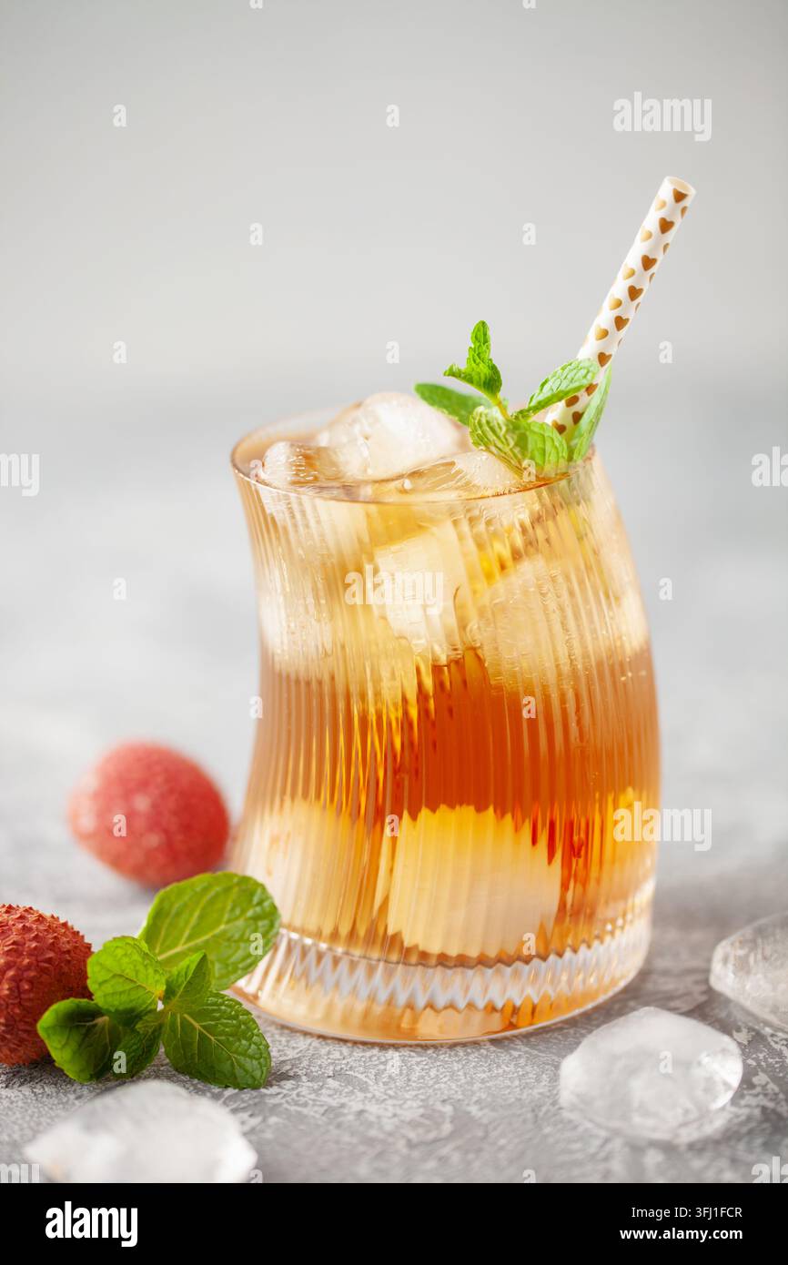 Tè freddo al Lychee con foglie di menta nel bicchiere da bere. Bevanda rinfrescante Foto Stock