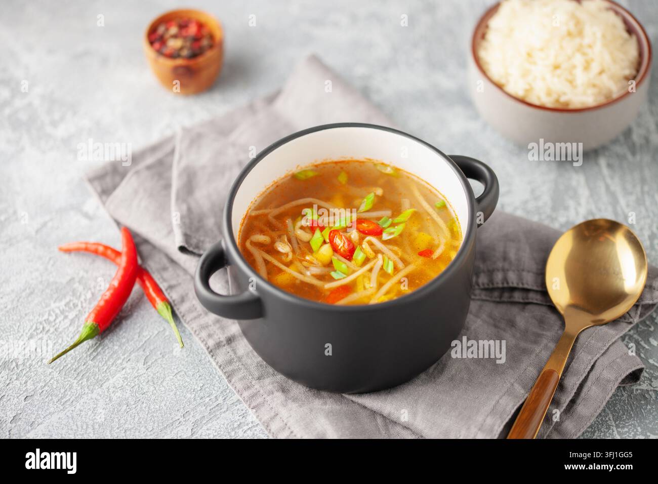 Zuppa coreana di germoglio di soia. Kongnamul Guk. Foto Stock