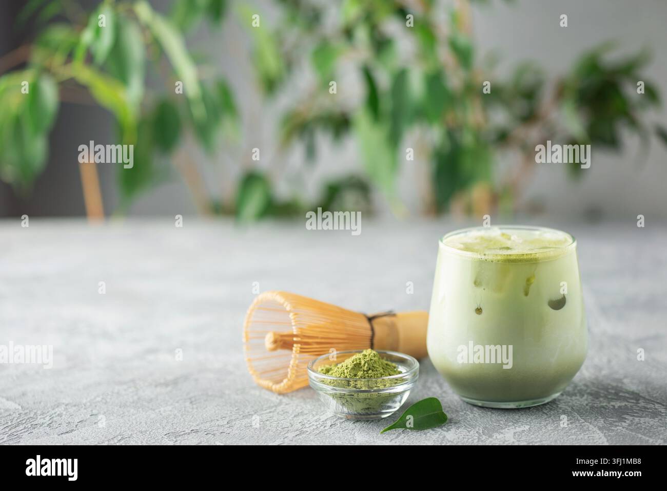 Il tè Matcha viene versato in latte freddo. Sana bevanda vegana Matcha latte Foto Stock