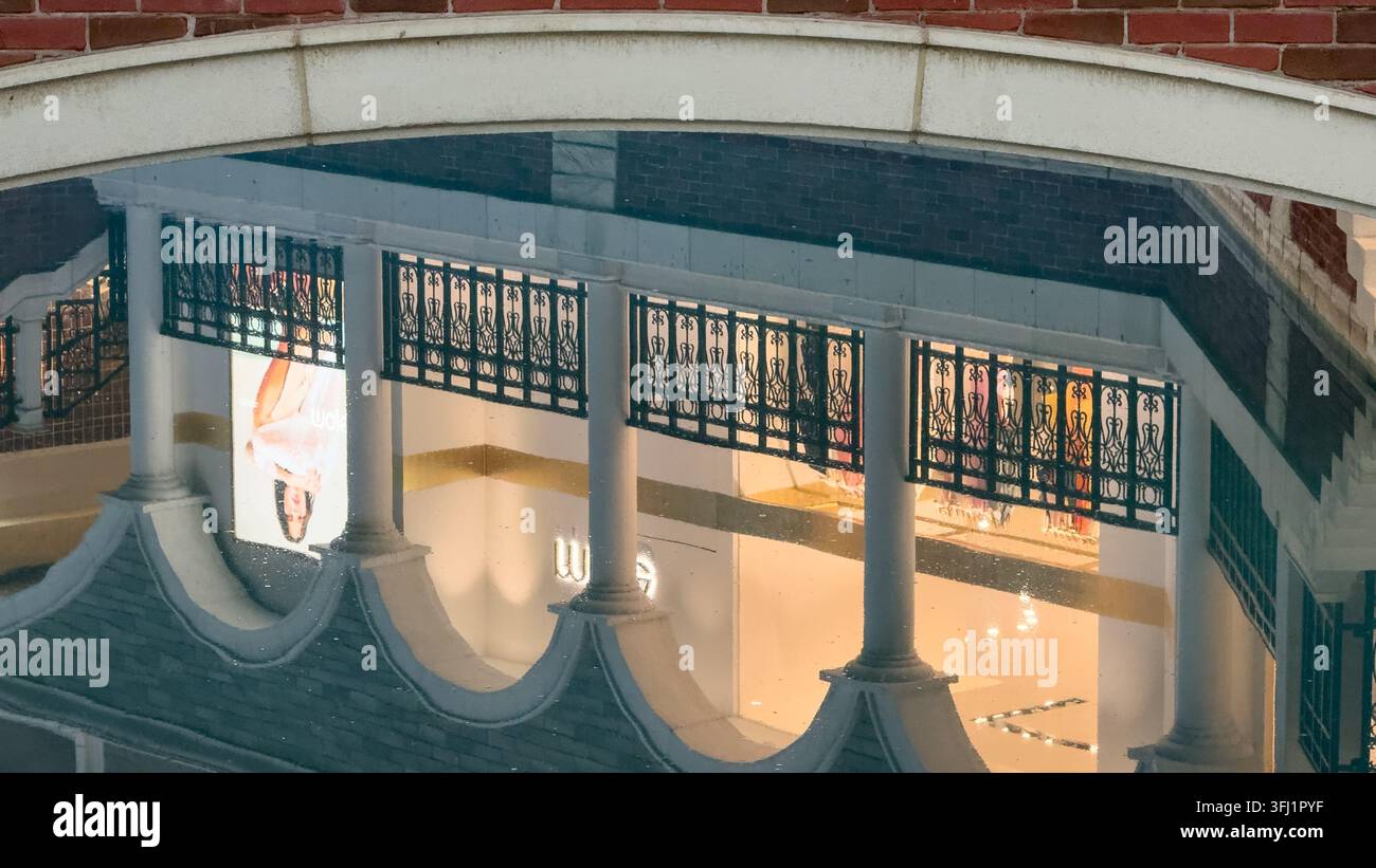 Riflessi di negozi e architettura in stile veneziano sotto un ponte interno al Venetian Macao a Macau, Cina Foto Stock