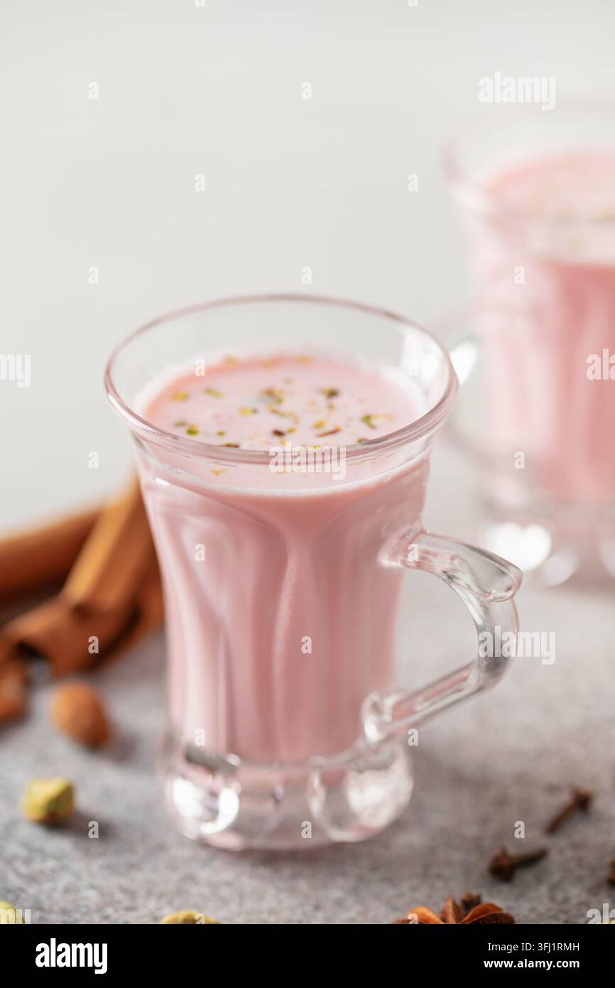 Tè rosa Kashmiri Chai. Tradizionale tè kashmiri con pistacchi a fette e mandorle. Cucina pakistana Foto Stock