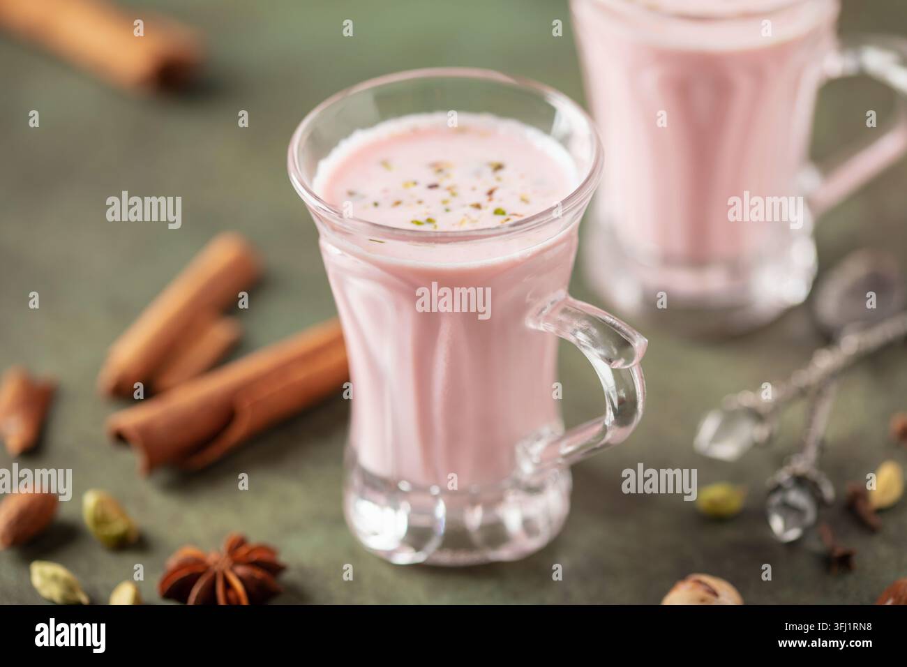Tè rosa Kashmiri Chai. Tradizionale tè kashmiri con pistacchi a fette e mandorle. Cucina pakistana Foto Stock