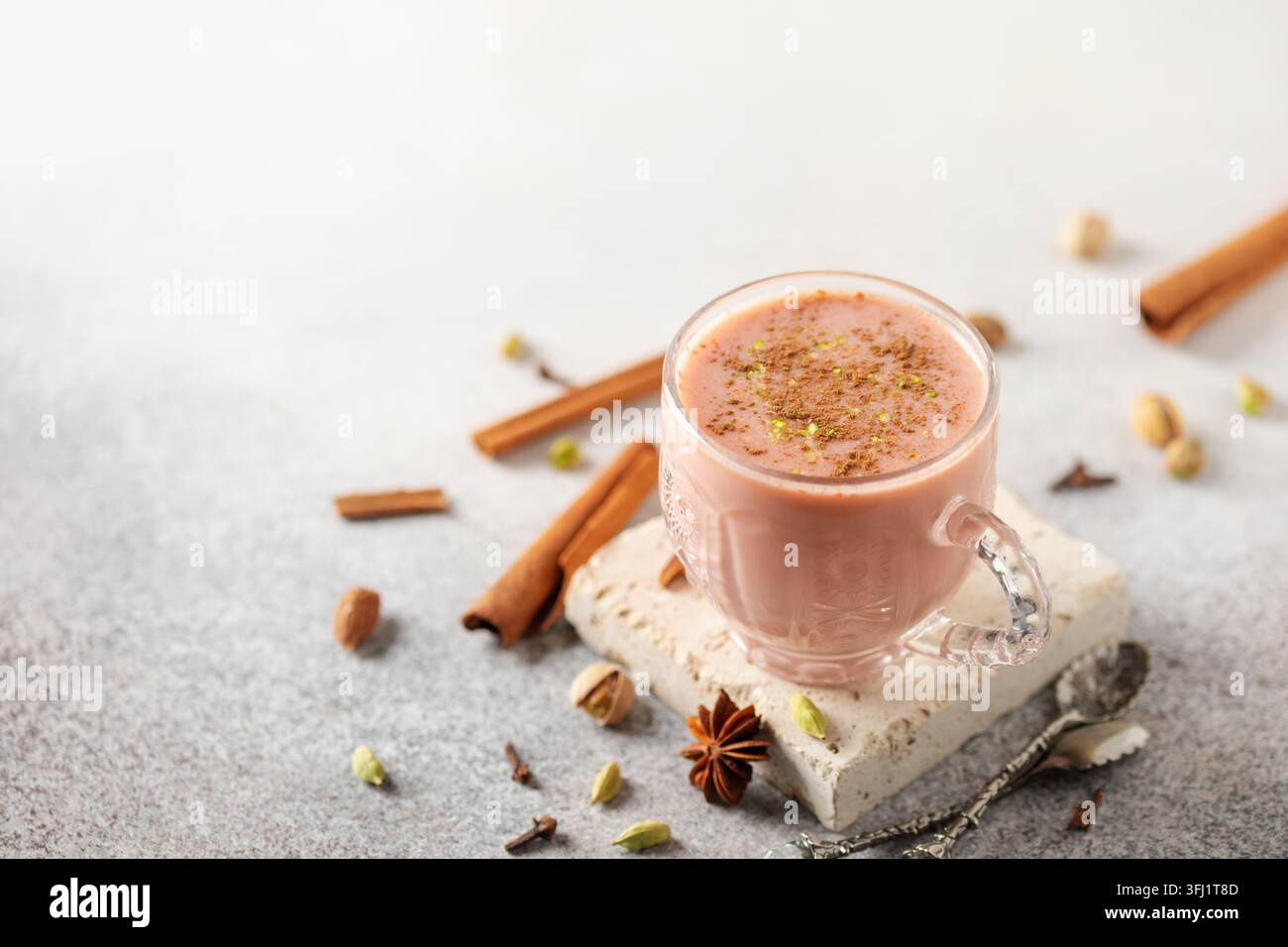 Tè rosa Kashmiri Chai. Tradizionale tè kashmiri con pistacchi a fette e mandorle. Cucina pakistana Foto Stock