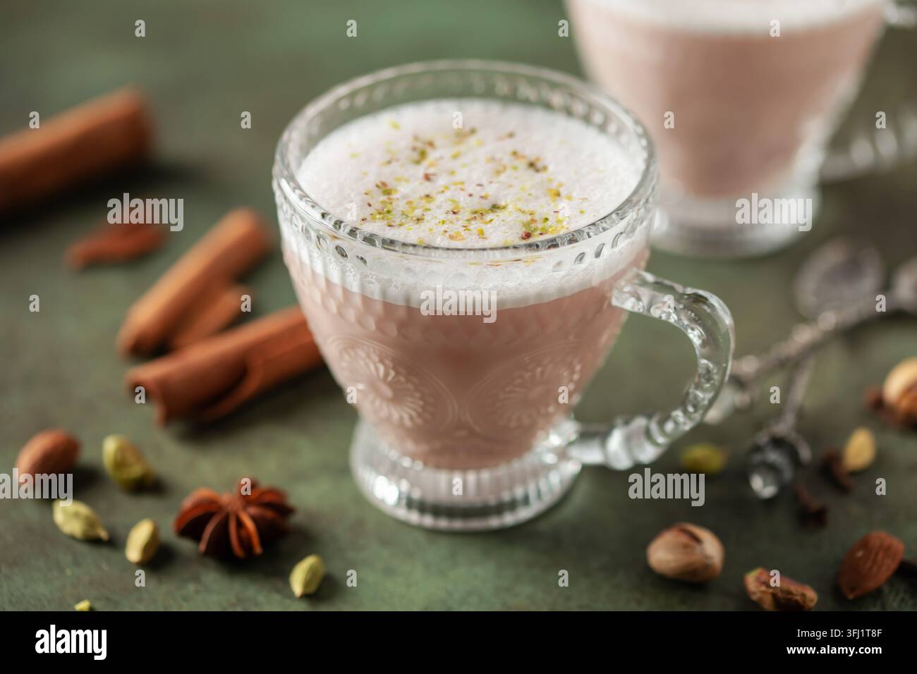 Tè rosa Kashmiri Chai. Tradizionale tè kashmiri con pistacchi a fette e mandorle. Cucina pakistana Foto Stock