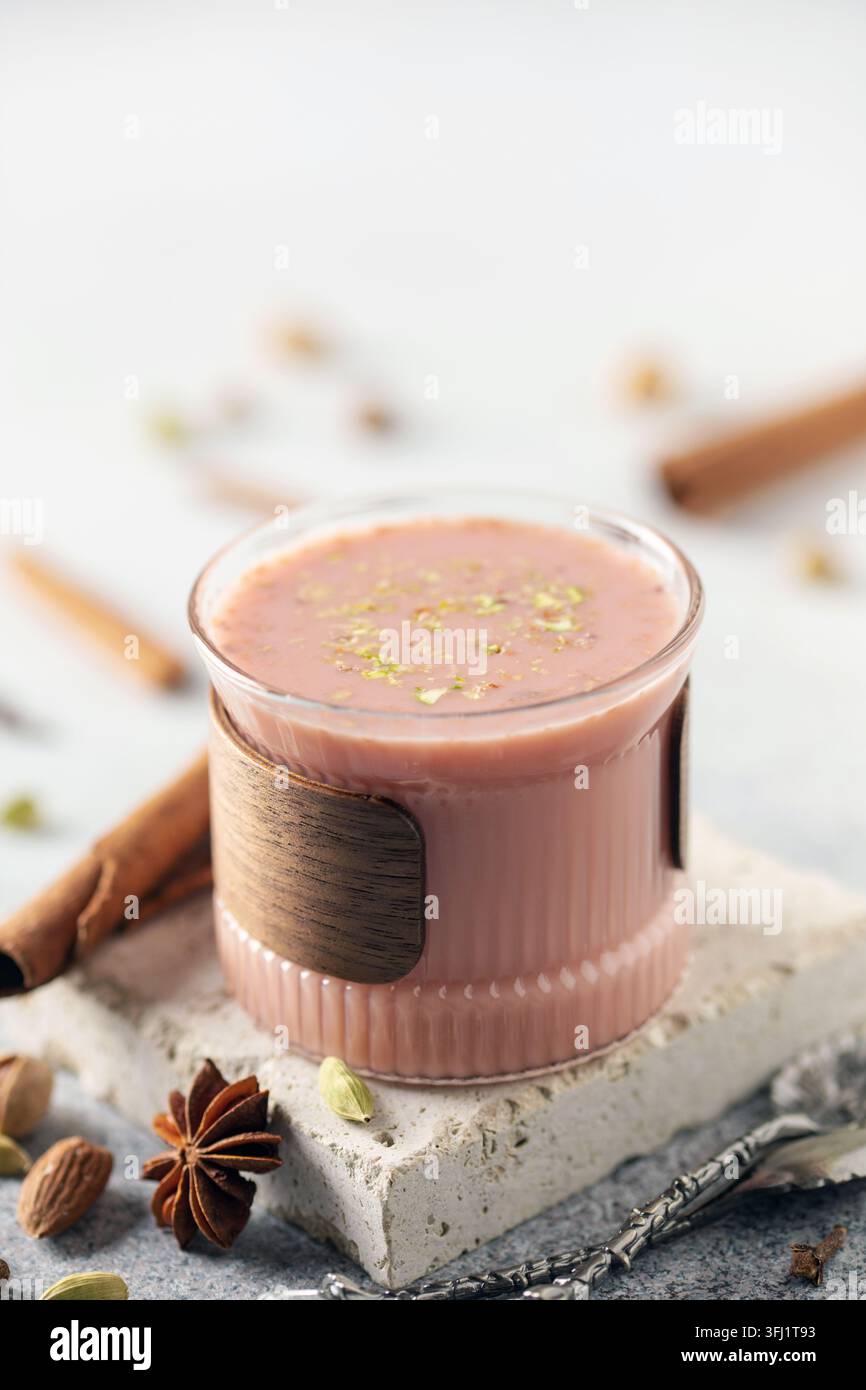 Tè rosa Kashmiri Chai. Tradizionale tè kashmiri con pistacchi a fette e mandorle. Cucina pakistana Foto Stock