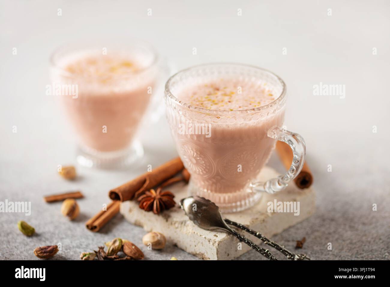 Tè rosa Kashmiri Chai. Tradizionale tè kashmiri con pistacchi a fette e mandorle. Cucina pakistana Foto Stock