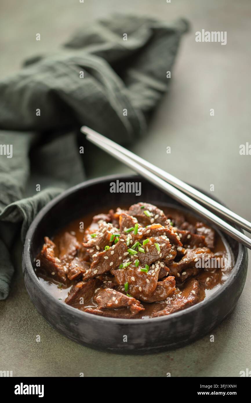 Barbecue Bulgogi di manzo coreano fatto in casa con semi di sesamo e scalleone Foto Stock