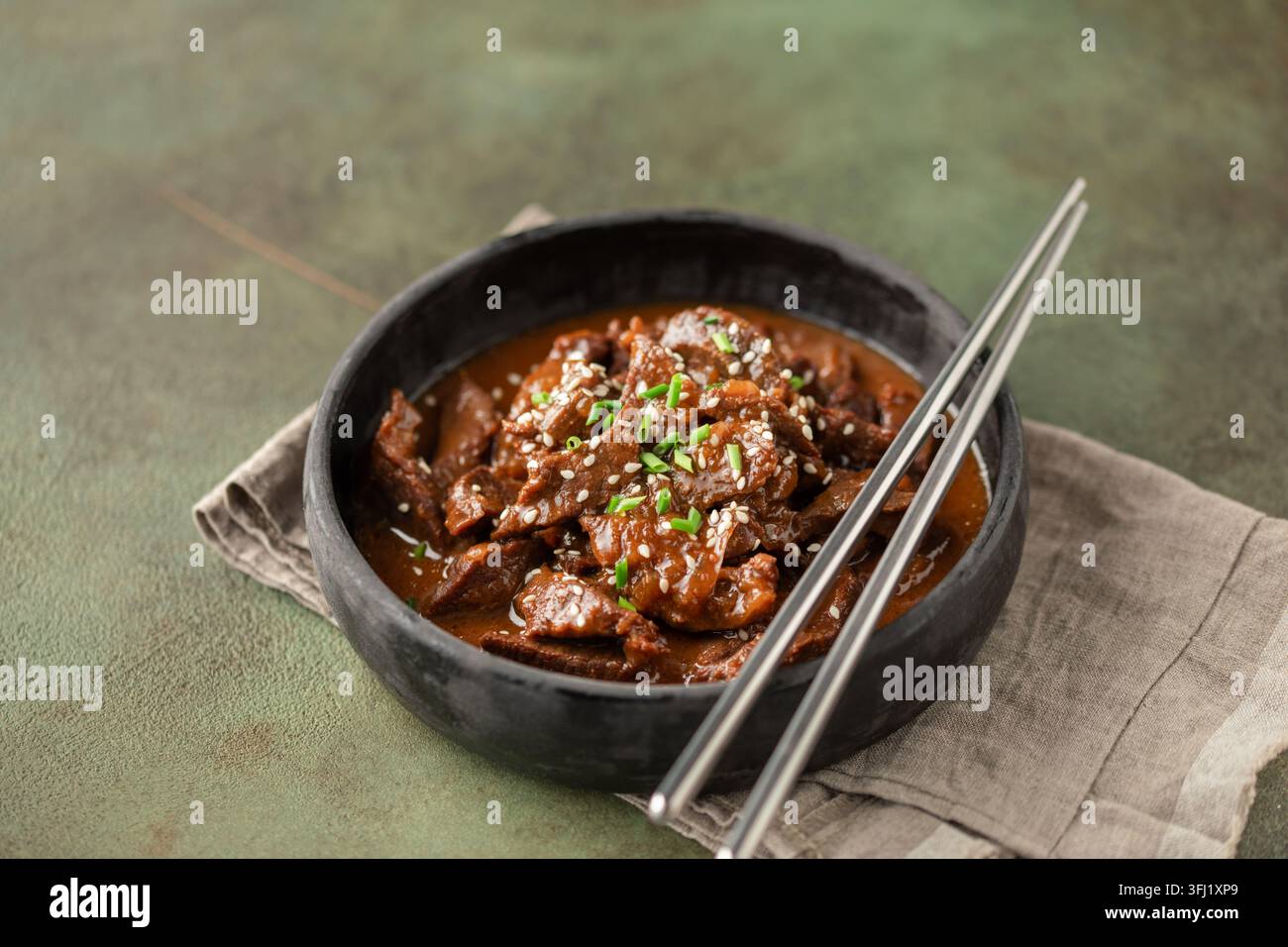 Barbecue Bulgogi di manzo coreano fatto in casa con semi di sesamo e scalleone Foto Stock