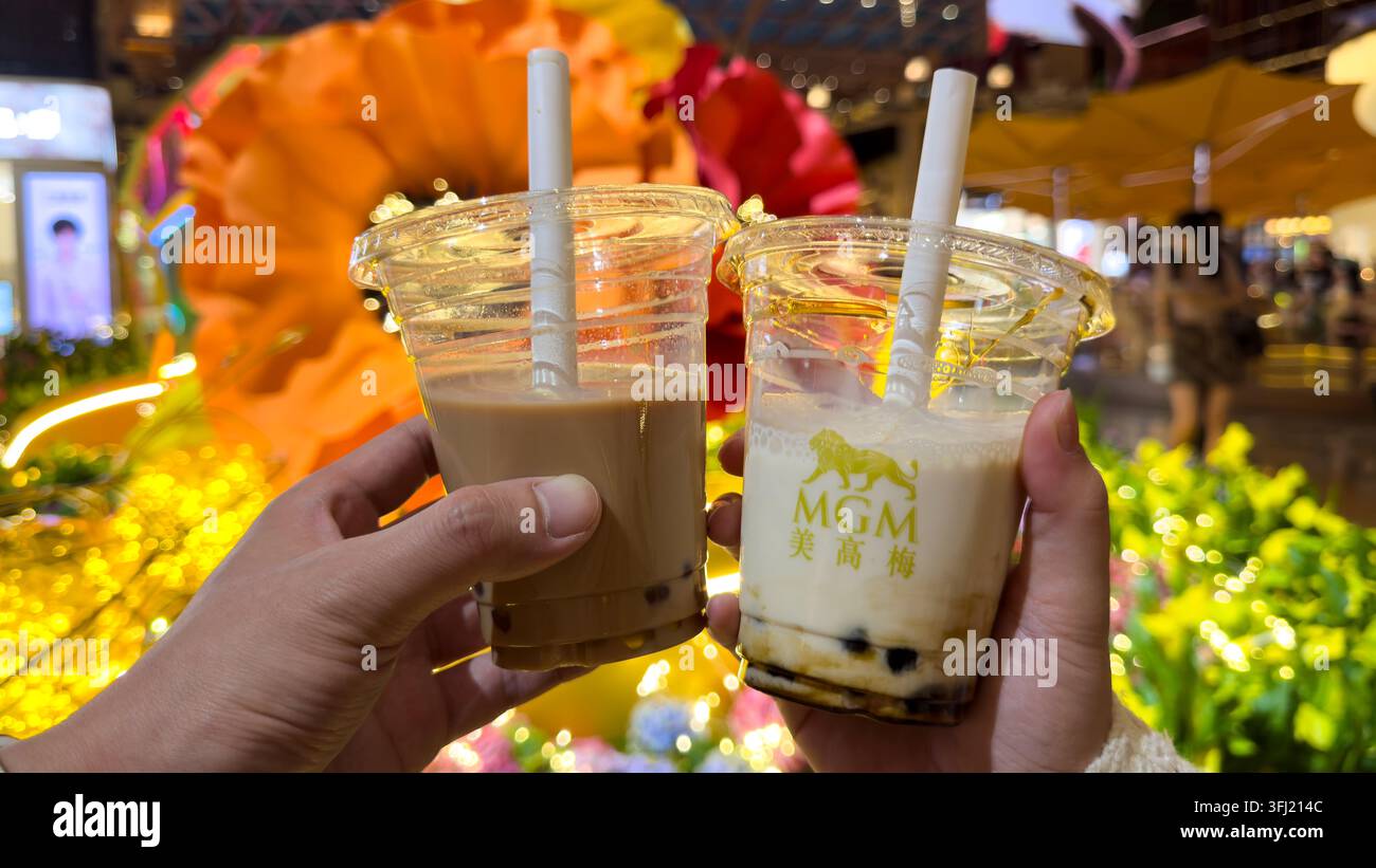 Due tazze di bubble tea tenute da visitatori all'interno del MGM Cotai a Macau, Cina Foto Stock