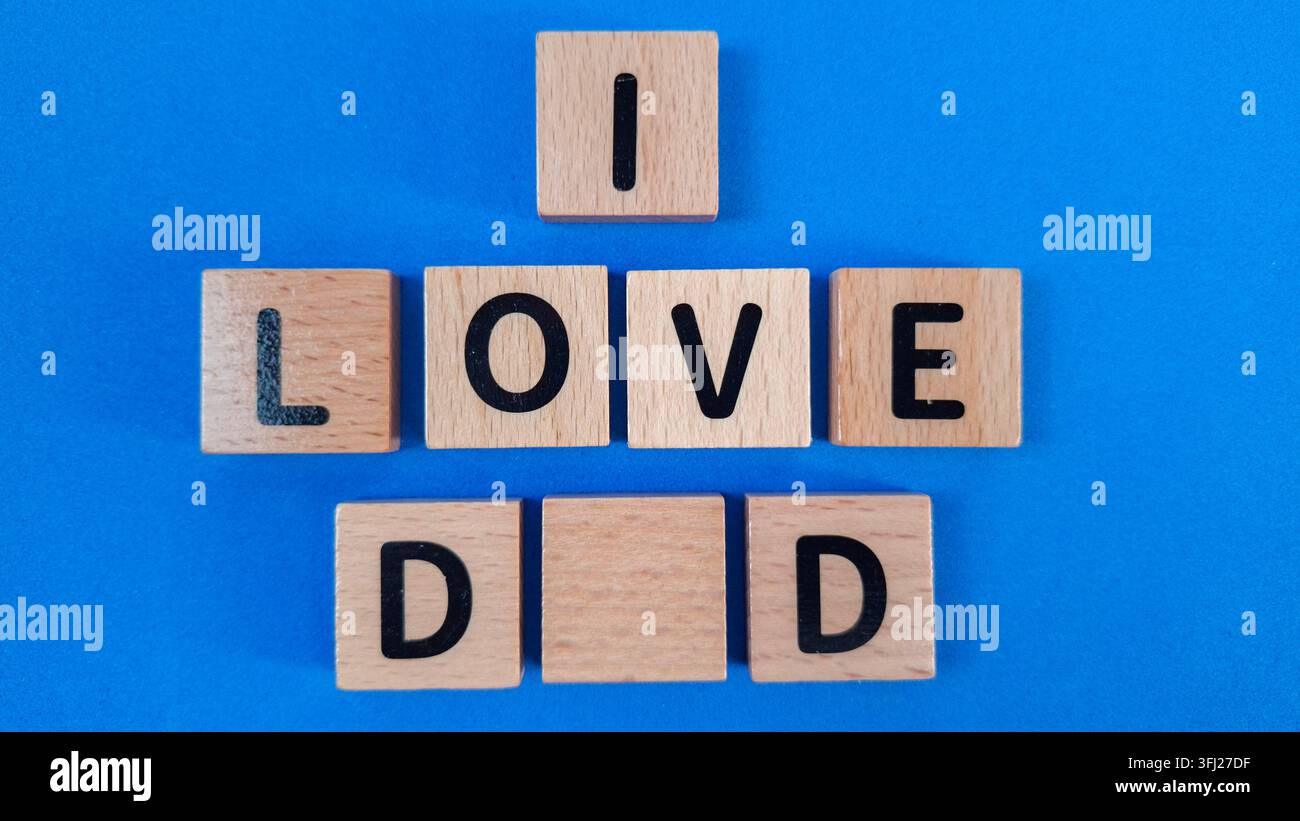Parola composta da tessere di legno Scrabble su sfondo isolato Foto Stock