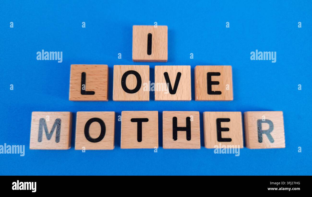 Parola composta da tessere di legno Scrabble su sfondo isolato Foto Stock