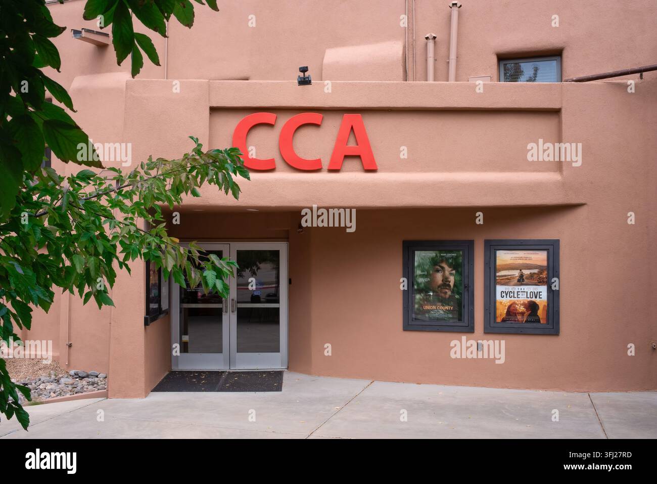 Ingresso del cinema del Centro per le Arti Contemporanee, manifesti di film sul muro, Santa Fe, Nuovo Messico, USA. Foto Stock