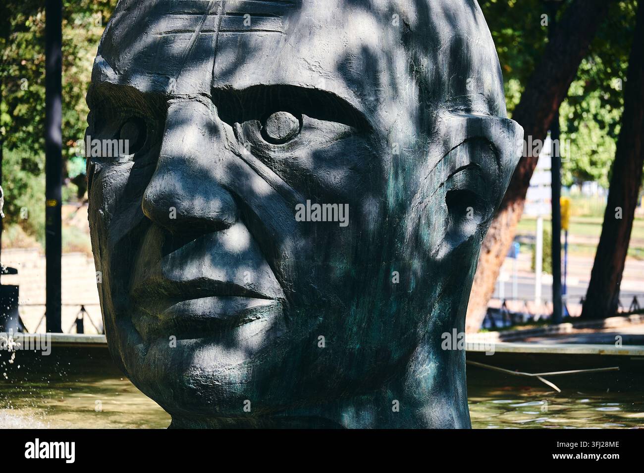 Ritratto scultoreo in bronzo di Pablo Picasso con texture intense e chiaroscuro. Concetto di genio artistico, cubismo. Leganés, Madrid, Spagna Foto Stock