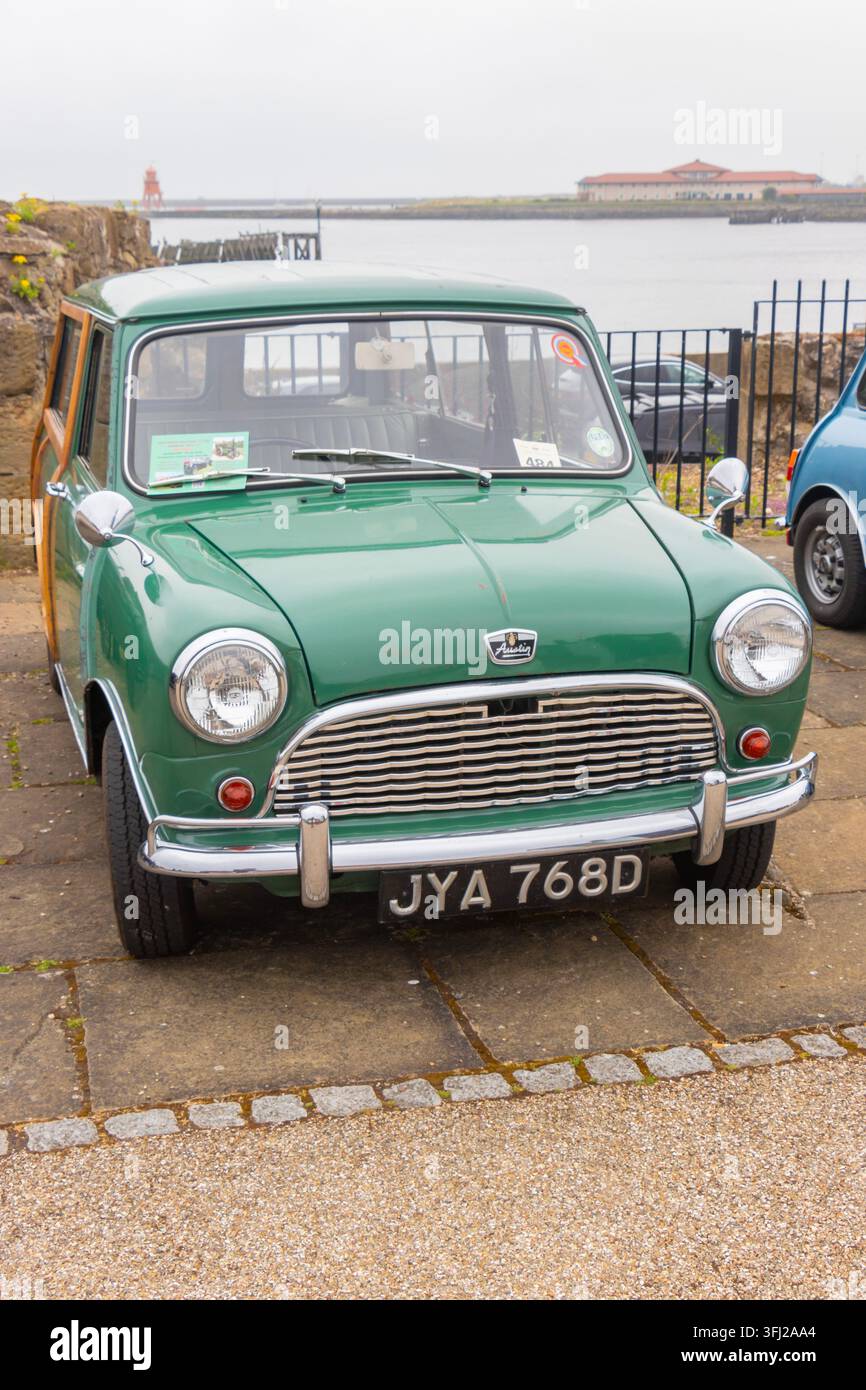 Mini Countryman Austin verde parcheggiato vicino al molo del pesce nel porto in Inghilterra Foto Stock