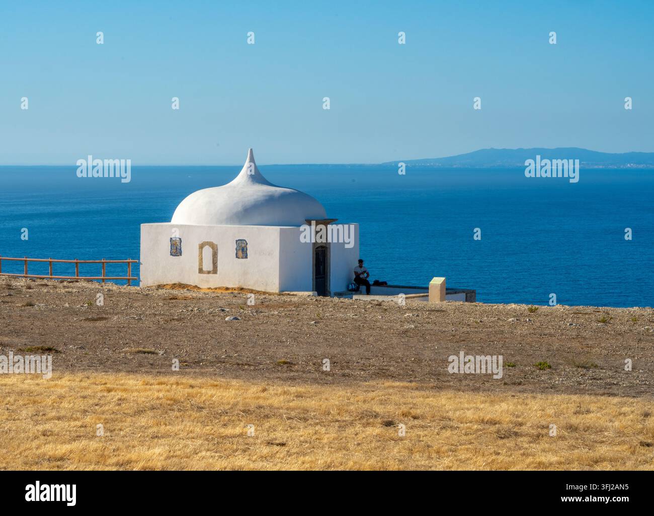 Cappella Ermida da Memoria, scogliere di Cabo Espichel, Sesimbra, Portogallo, costa atlantica Foto Stock