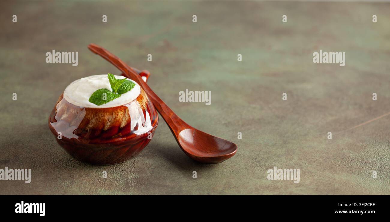 Cagliata semplice o yogurt o Dahi. Tradizionale salsa indiana di latte fermentato Foto Stock