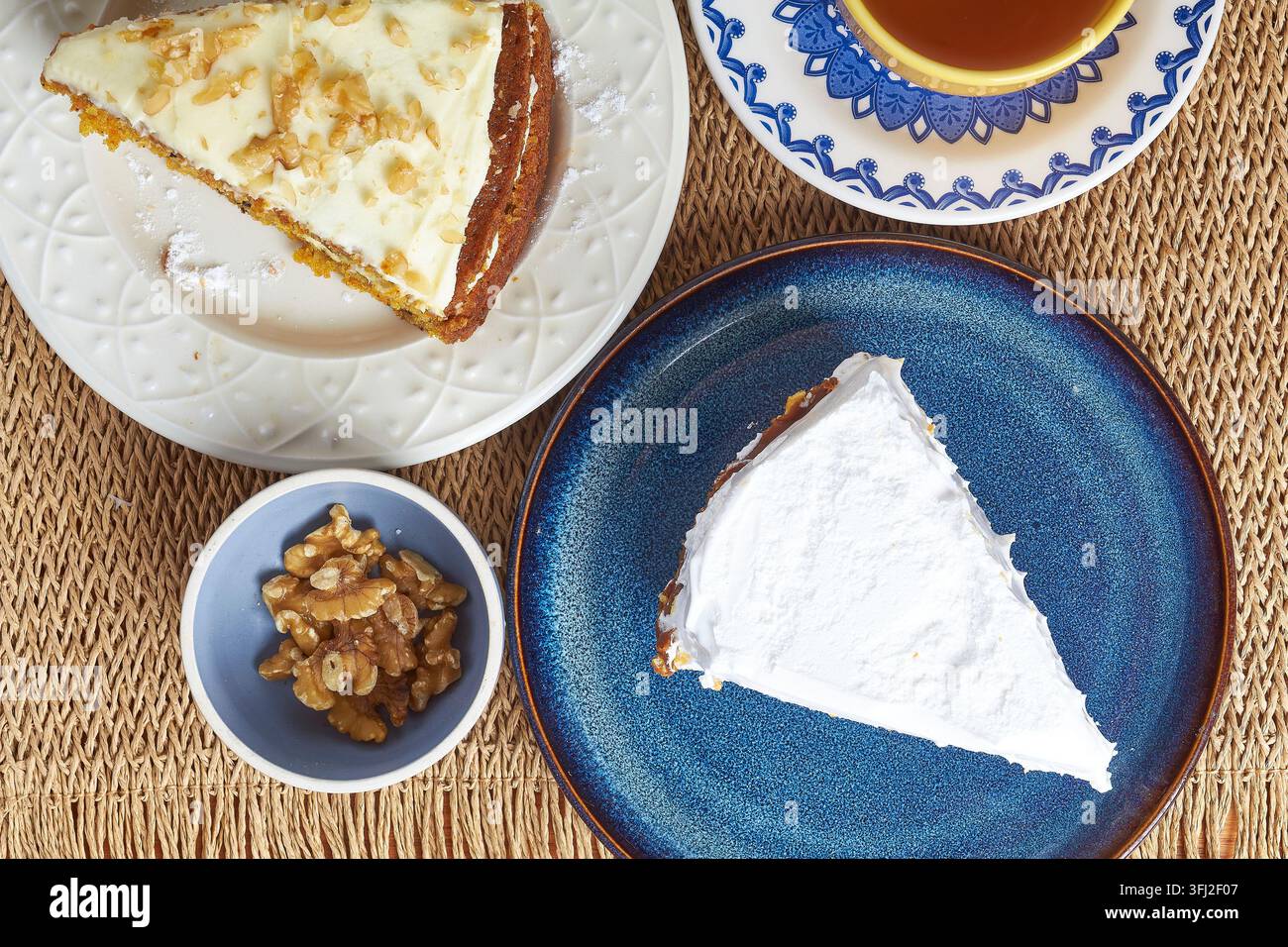 Dolci fatti in casa con torte artigianali, noci e tè, evidenziando una presentazione calda e casalinga di cibo fatto in casa. Foto Stock