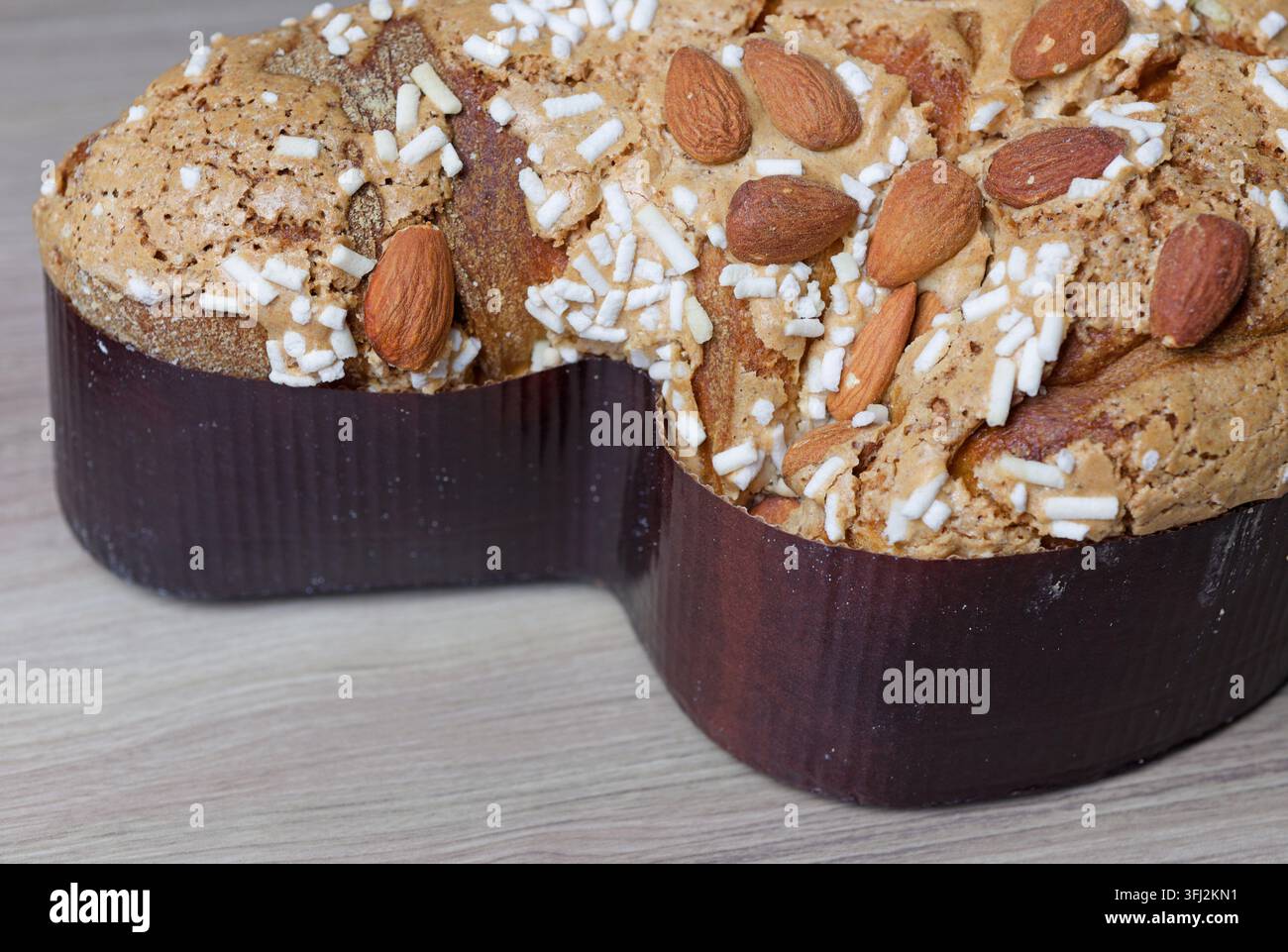 Colomba, dolce torta pasquale italiana con glassa allo zucchero e mandorle Foto Stock