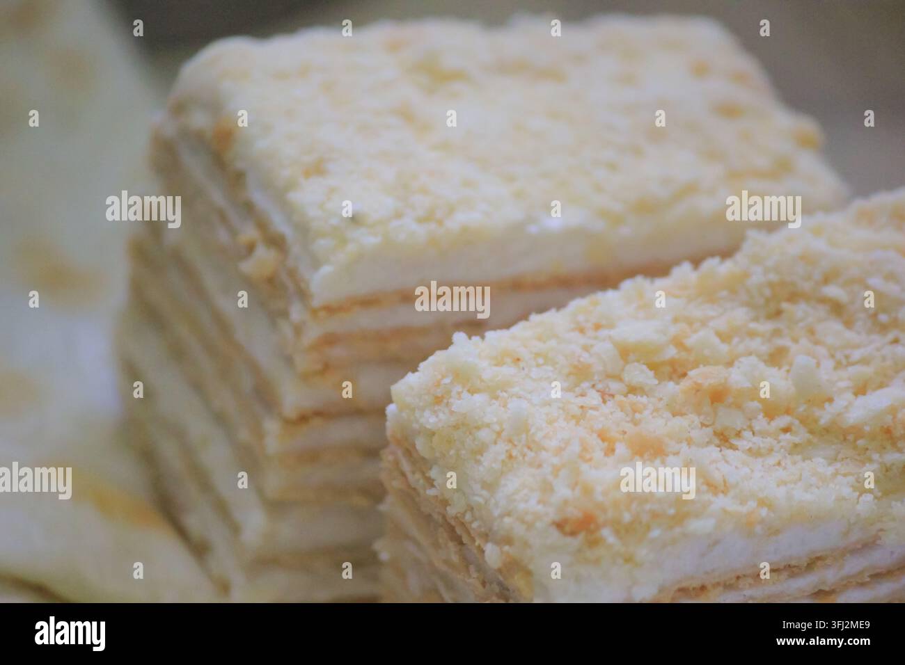 Delizioso dolce Napoleone fatto in casa con strati delicati e crema pasticcera in primo piano Foto Stock