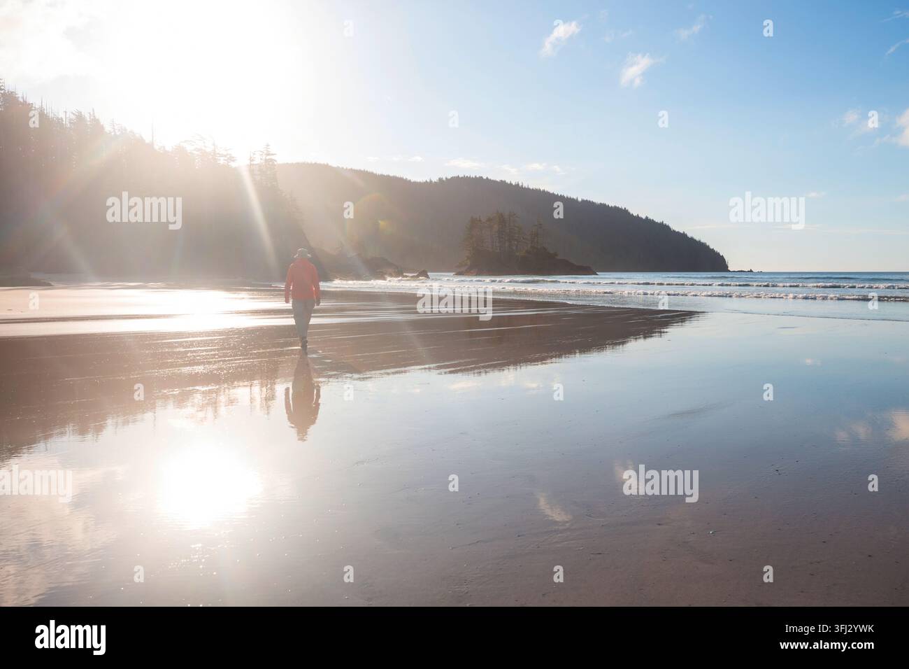 Escursionista sulla spiaggia sull'isola di Vancouver, British Columbia, Canada Foto Stock