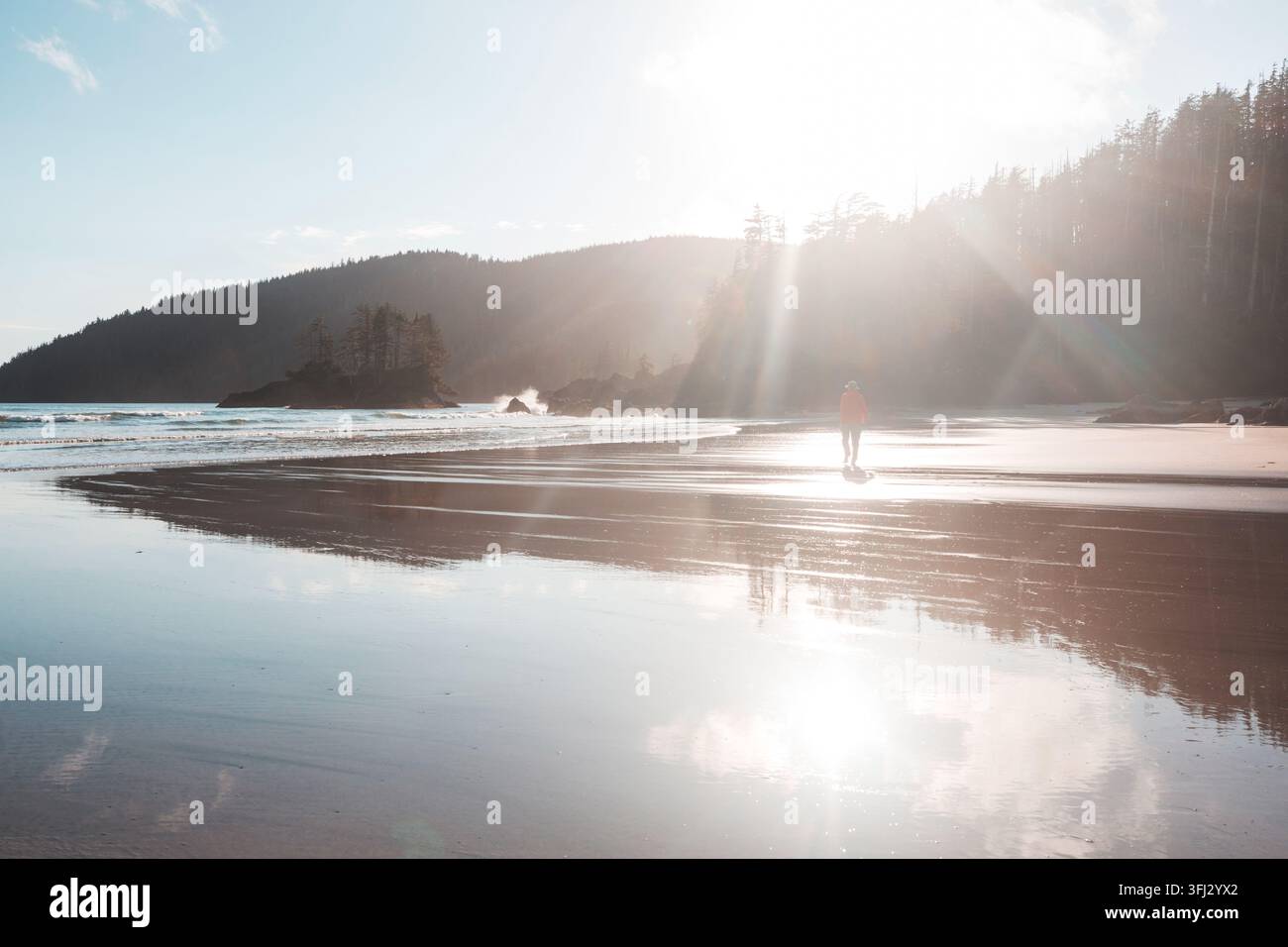 Escursionista sulla spiaggia sull'isola di Vancouver, British Columbia, Canada Foto Stock
