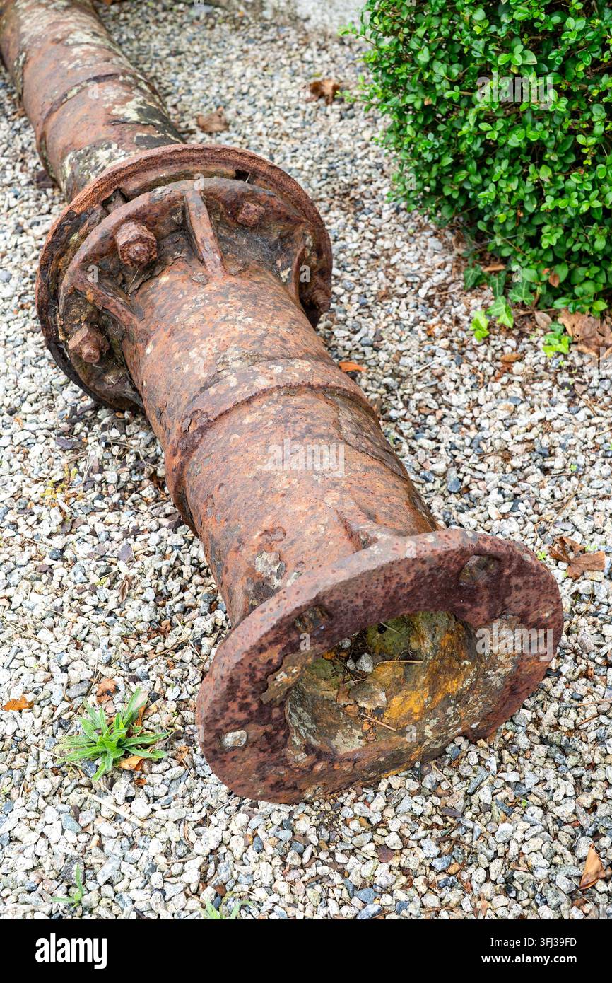 Vecchio tubo metallico arrugginito con flangia e bulloni Foto Stock