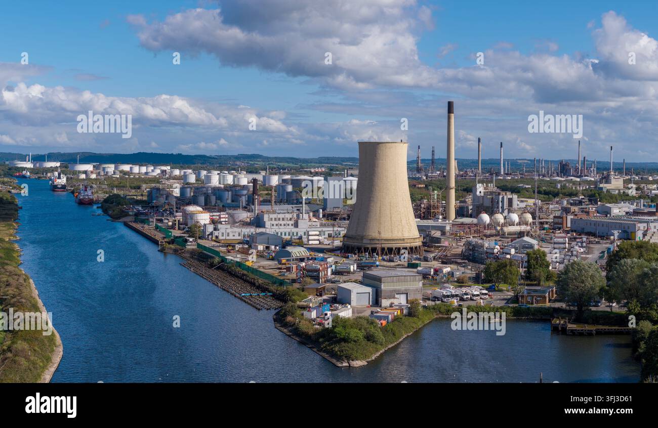Navi cisterna per petrolio e prodotti chimici ai terminali della raffineria di Stanlow sul Manchester Ship Canal, Ellesmere Port, Cheshire. Foto Stock